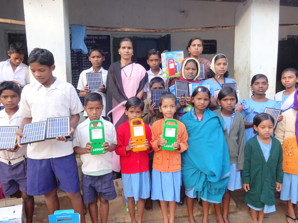 Freude über die neuen Solarlampen, Vivekananda Childrenhome, Kurtumgarh (Foto: Ashakiran)