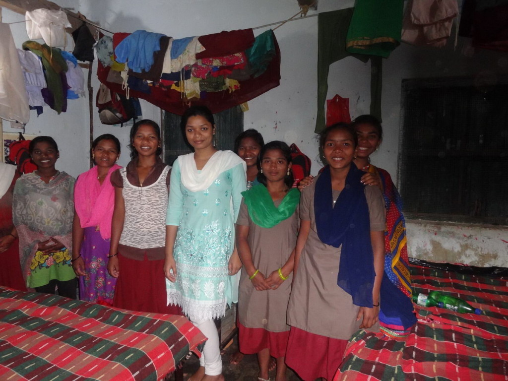 Priyadarshini Nayak, Mitarbeiterin, mit dem Mädchen des Vivekananda Children Home, Kurtumgarh (Foto: Ashakiran)